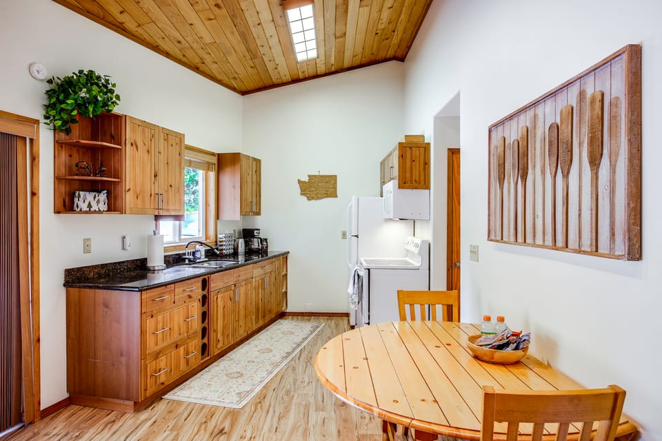 Hike, Paddle & Relax: Cabin By Cle Elum Lake House in Cle Elum Lake