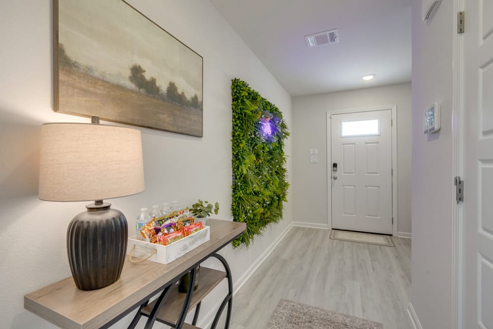 Walk to Tiger Stadium! New Modern Home w/ Yard House in Baton Rouge