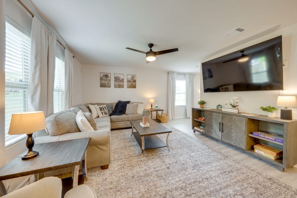 Walk to Tiger Stadium! New Modern Home w/ Yard House in Baton Rouge