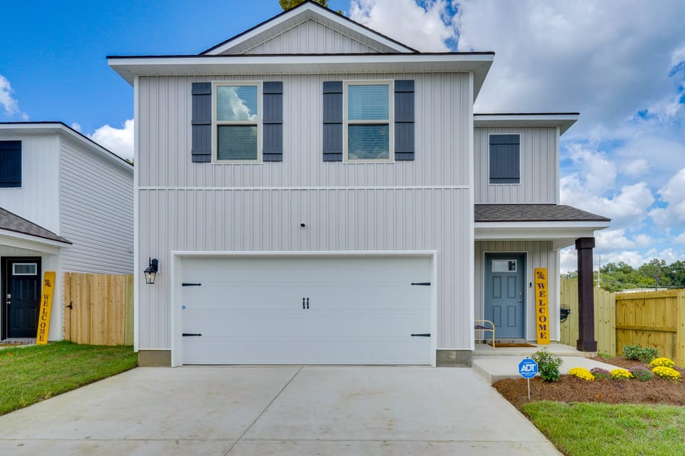 Walk to Tiger Stadium! New Modern Home w/ Yard House in Baton Rouge