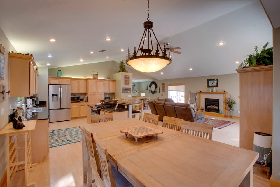 Walk to Lake! Spacious Tahoe Retreat w/ Yard House in Al Tahoe
