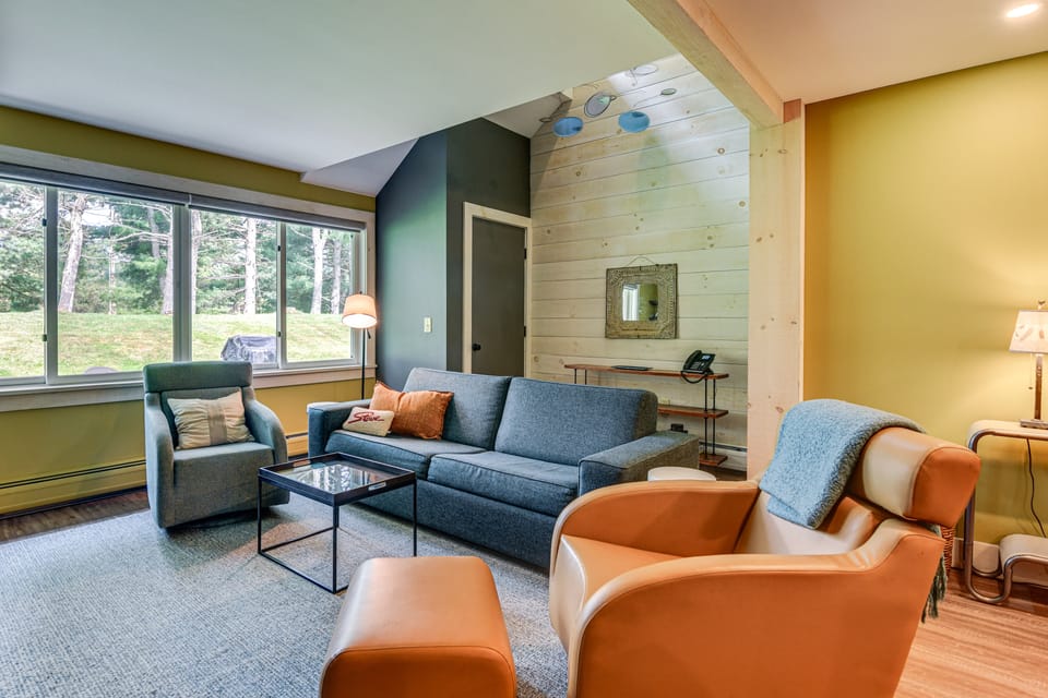 Stowe Ski, Bike & Hike Condo w/ Pools & Clubhouse Apartment in Stowe