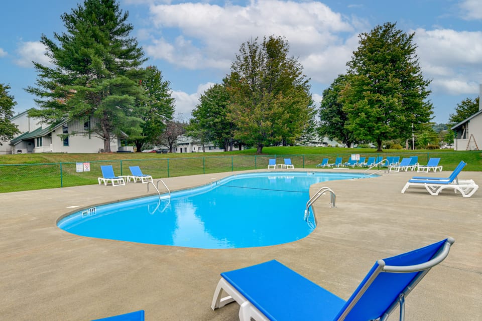 Stowe Ski, Bike & Hike Condo w/ Pools & Clubhouse Apartment in Stowe