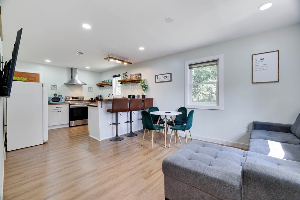 Walk to Shops & Dining! Poconos Family Getaway Apartment in Tannersville