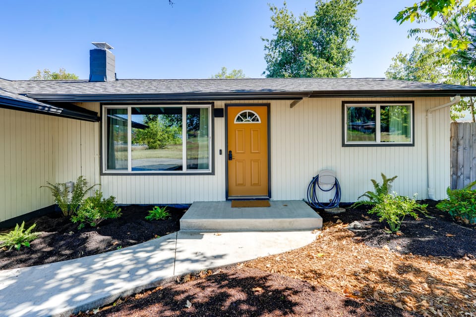 3 Mi to Dtwn & University! Central Eugene Duplex Apartment in Eugene