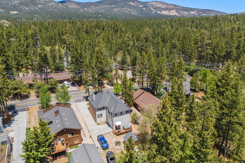 Hot Tub & Mtn Views! Big Bear All-Seasons Escape House in Big Bear