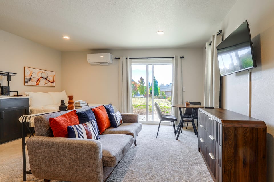 PNW Home Base! Gresham Studio w/ Patio Apartment in Gresham