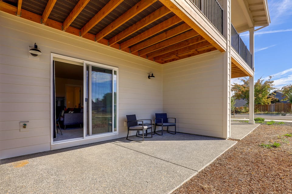 PNW Home Base! Gresham Studio w/ Patio Apartment in Gresham