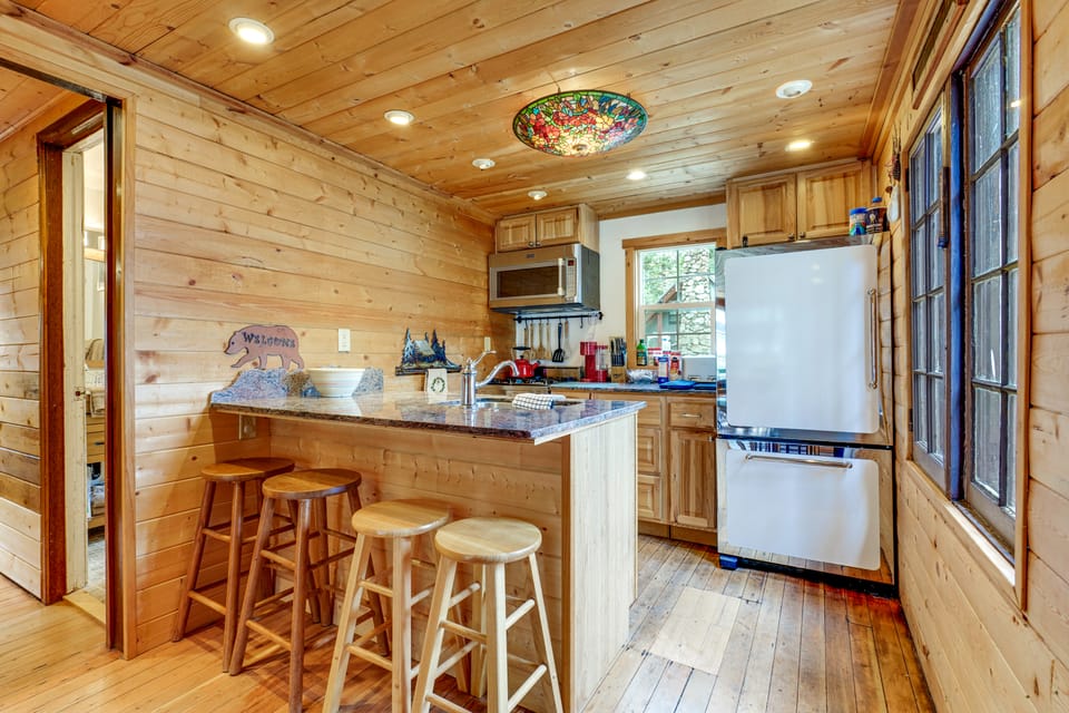 Cozy Mountain Cabin Skiing Hiking Biking Swimming House in Sierra Nevada