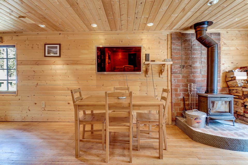 Cozy Mountain Cabin Skiing Hiking Biking Swimming House in Sierra Nevada