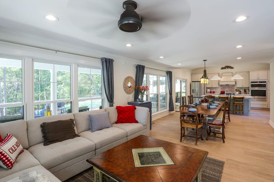 New Listing | Luxury Farmhouse w/ Pond Views House in Mississippi