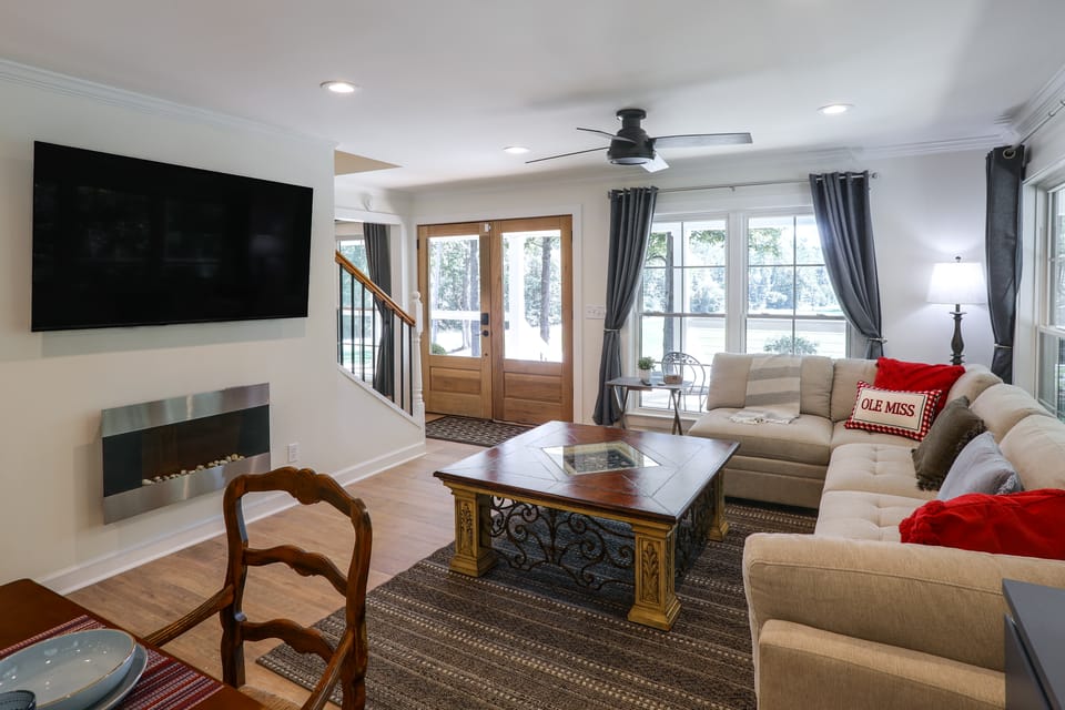 New Listing | Luxury Farmhouse w/ Pond Views House in Mississippi