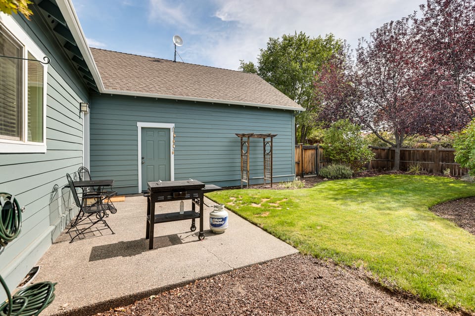 Fenced Yard & Gas Grill! 9 Mi to Smith Rock House in Redmond