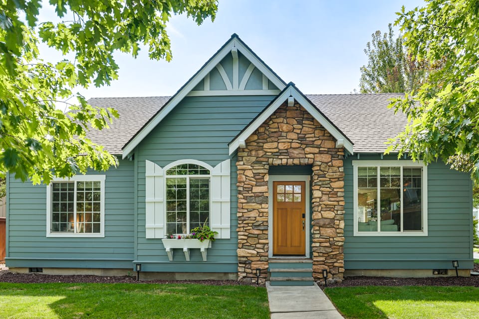 Fenced Yard & Gas Grill! 9 Mi to Smith Rock House in Redmond