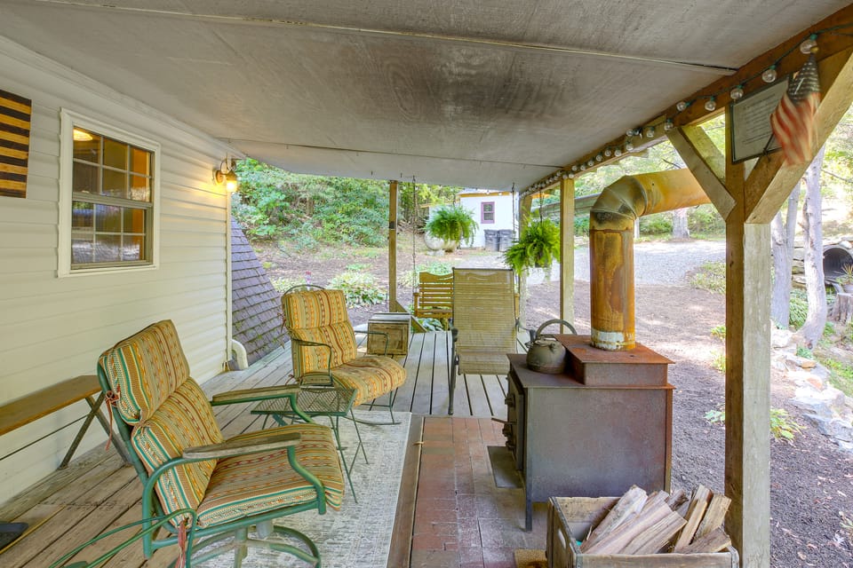 Creekside Todd Retreat w/ Pond & Covered Deck House in Watauga