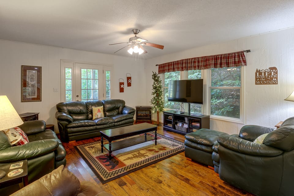 Creekside Todd Retreat w/ Pond & Covered Deck House in Watauga