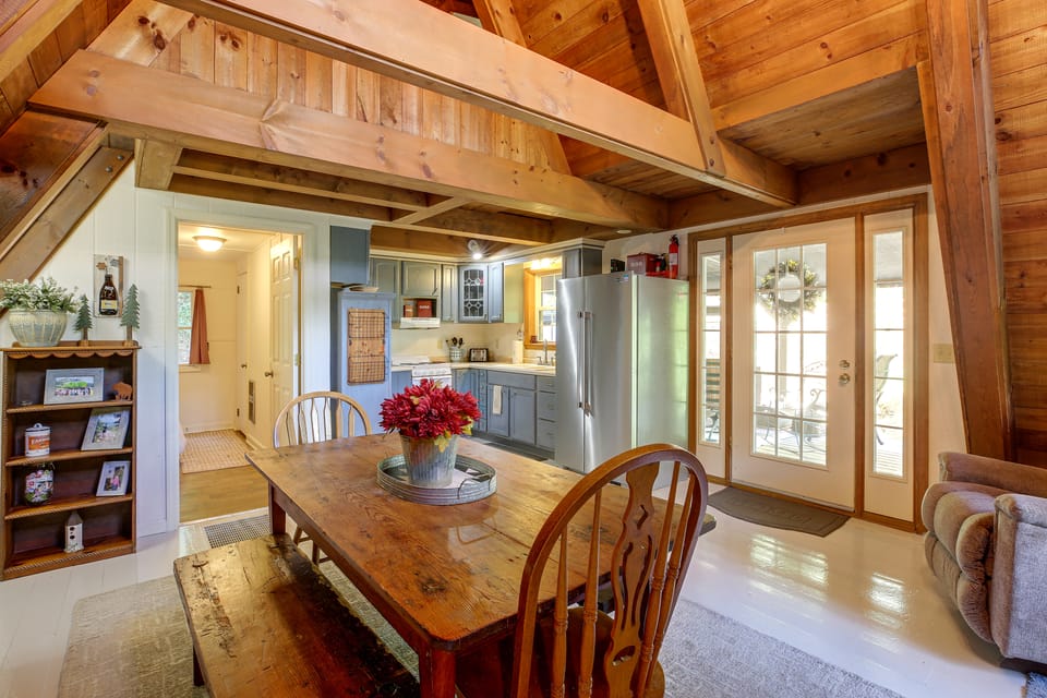 Creekside Todd Retreat w/ Pond & Covered Deck House in Watauga