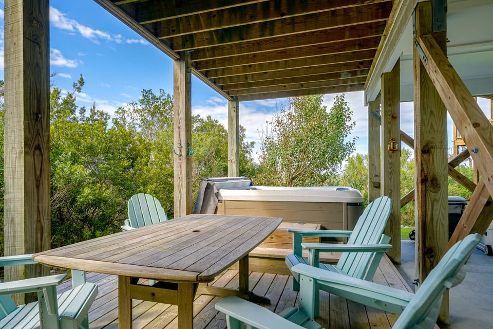 Sunset Views + Hot Tub Soaks: Topsail Beach Gem House in Surf City
