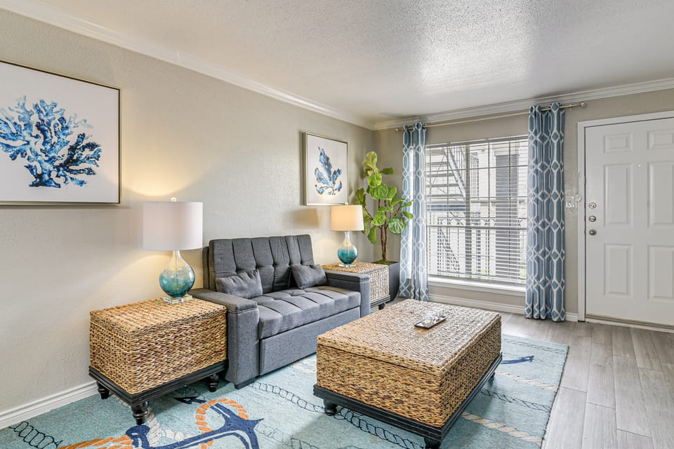Clear Lake Area Condo: Pool & Fitness Center Apartment in Seabrook