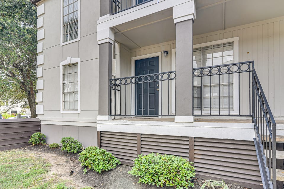 Clear Lake Area Condo: Pool & Fitness Center Apartment in Seabrook