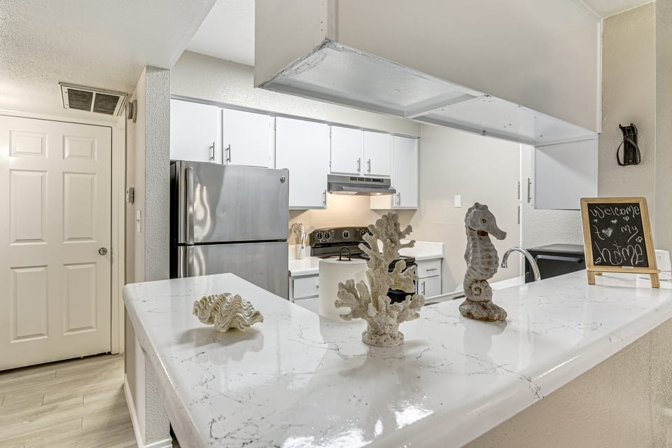 Clear Lake Area Condo: Pool & Fitness Center Apartment in Seabrook