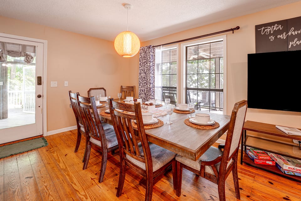 Weiss Lake Group Retreat w/ Hot Tub & Fire Pit House in Weiss Lake