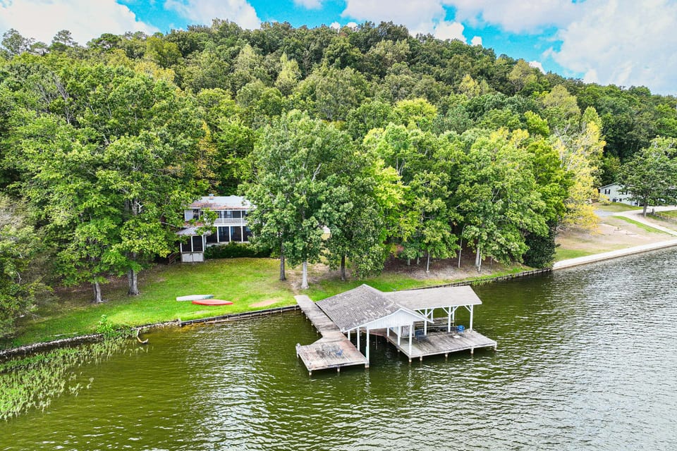 Weiss Lake Group Retreat w/ Hot Tub & Fire Pit House in Weiss Lake
