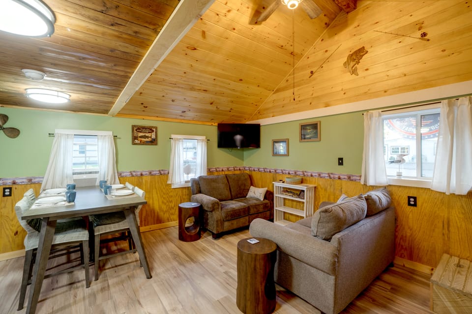 Walk to Lake Ontario! 'Minnow Cottage' House in New York