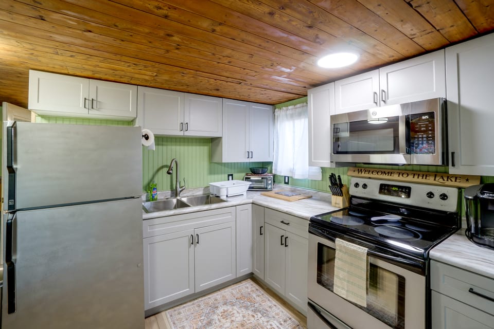 Walk to Lake Ontario! 'Minnow Cottage' House in New York