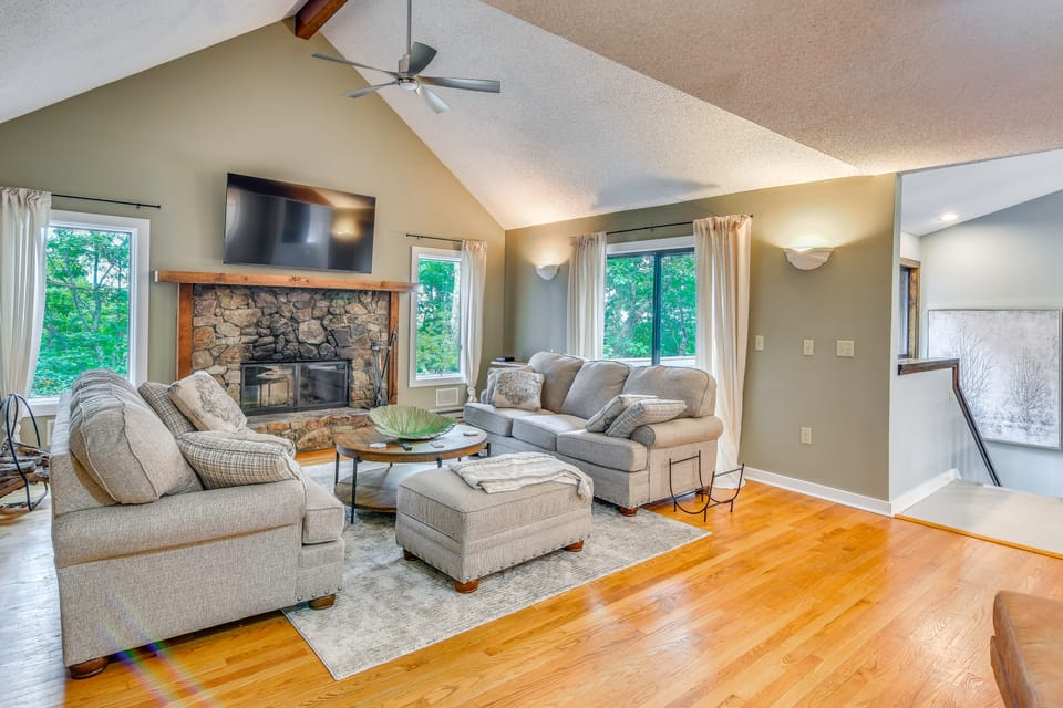 Modern 4BD House! 4 mins to Wintergreen Ski Lifts House in Massies Mill