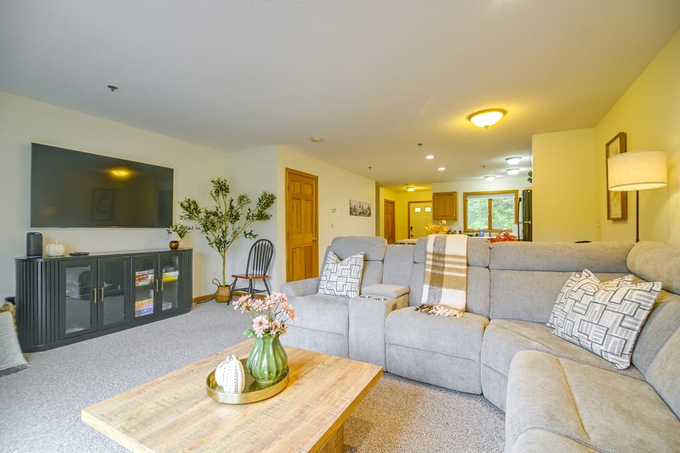 Mountain-View Cedar Creek Condo w/ Trail Access Apartment in North Conway