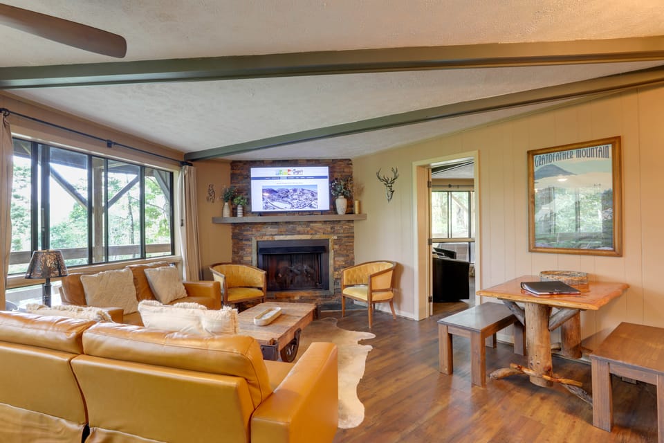 1 Mi to Sugar Mtn Resort: 'The Treehouse Lodge' Apartment in Sugar Mountain