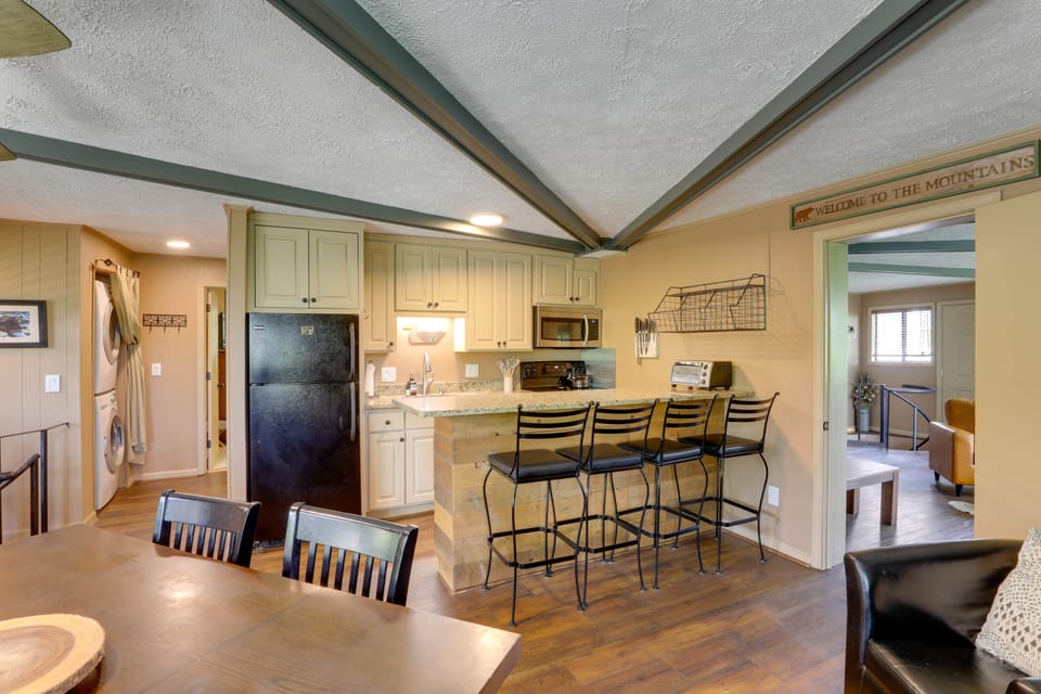 1 Mi to Sugar Mtn Resort: 'The Treehouse Lodge' Apartment in Sugar Mountain