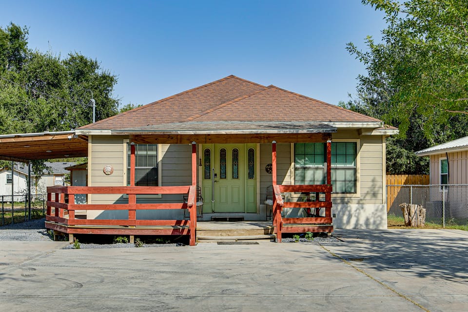 Patio w/ Built-in Fire Pit! Cozy Mission Gem House in Mission