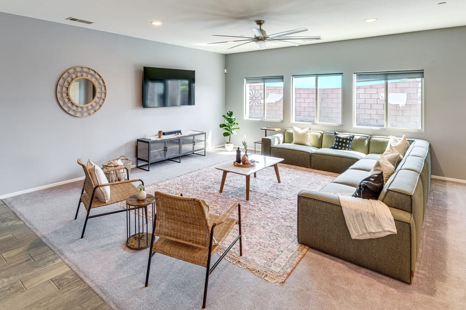 Waterfall Pool & Spa: Luxury Indio Extended Stay House in Indio