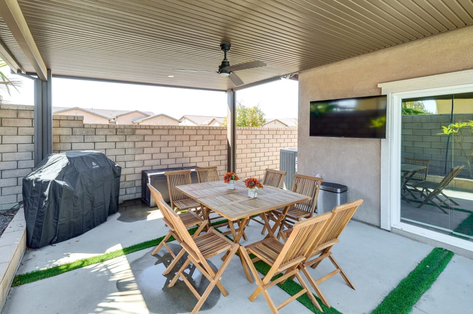 Waterfall Pool & Spa: Luxury Indio Extended Stay House in Indio