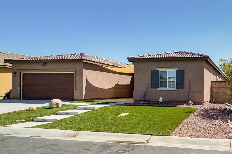 Waterfall Pool & Spa: Luxury Indio Extended Stay House in Indio