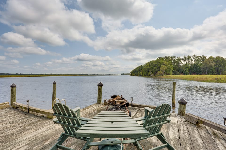 Private Estate - 27 acres with Dock/ Pool/Hot tub House in Virginia