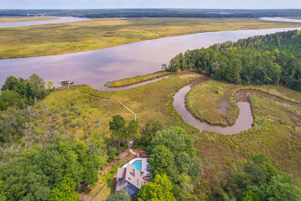 Private Estate - 27 acres with Dock/ Pool/Hot tub House in Virginia
