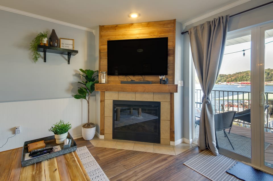 Lake of the Ozarks Condo w/ Waterfront Balcony Apartment in Lake of the Ozarks