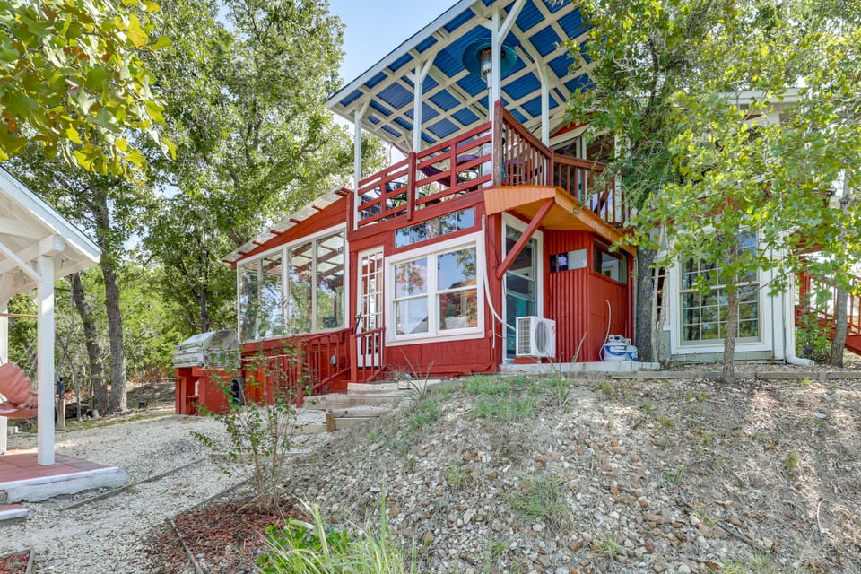 Lake Days & Fireside Nights: Somerville Retreat! House in Texas