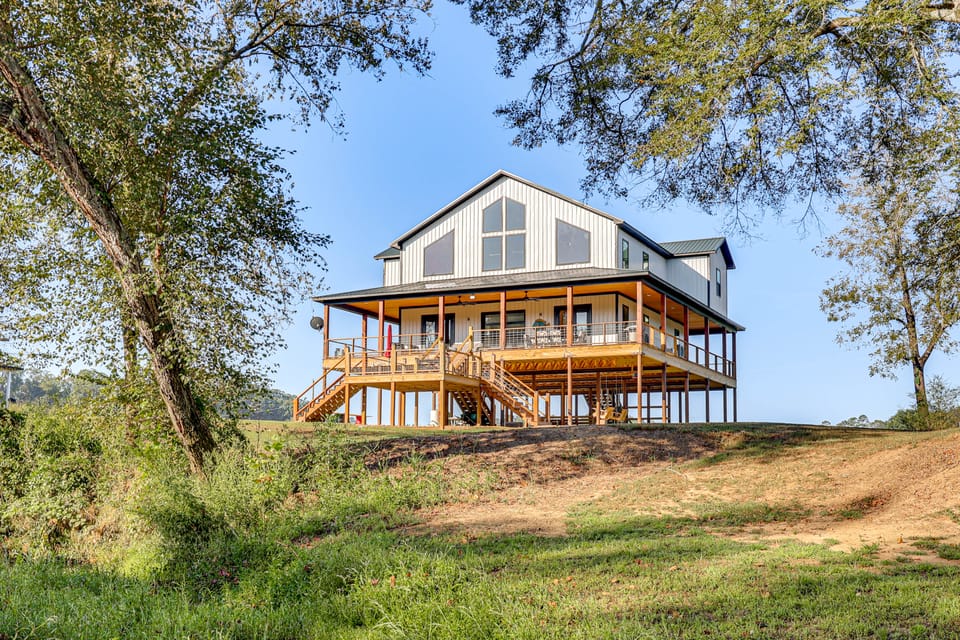'River Bank' Spacious Waterfront Group Getaway House in Pike County