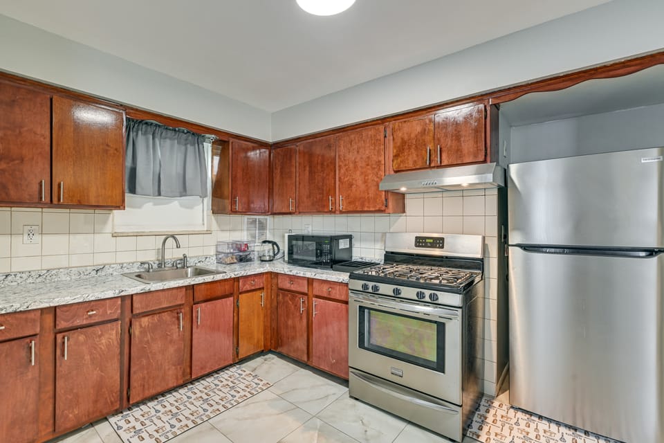 3 Mi to JFK: Convenient NYC Base w/ Shared Patio Apartment in Springfield Gardens
