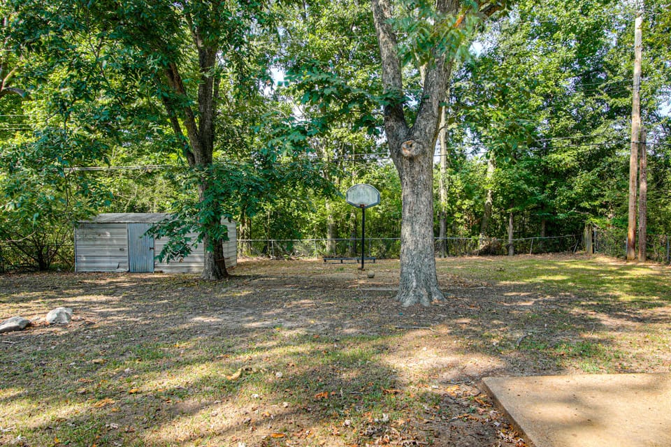 4 Mi to Graceland! Cozy Home w/ Patio & Yard House in Memphis