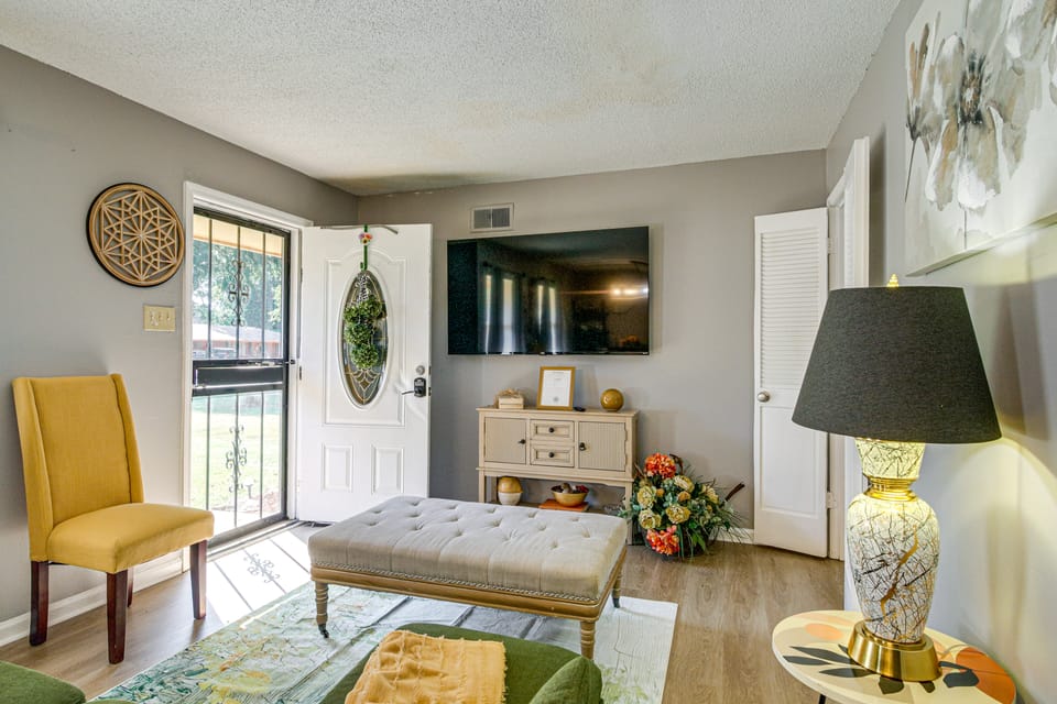 4 Mi to Graceland! Cozy Home w/ Patio & Yard House in Memphis