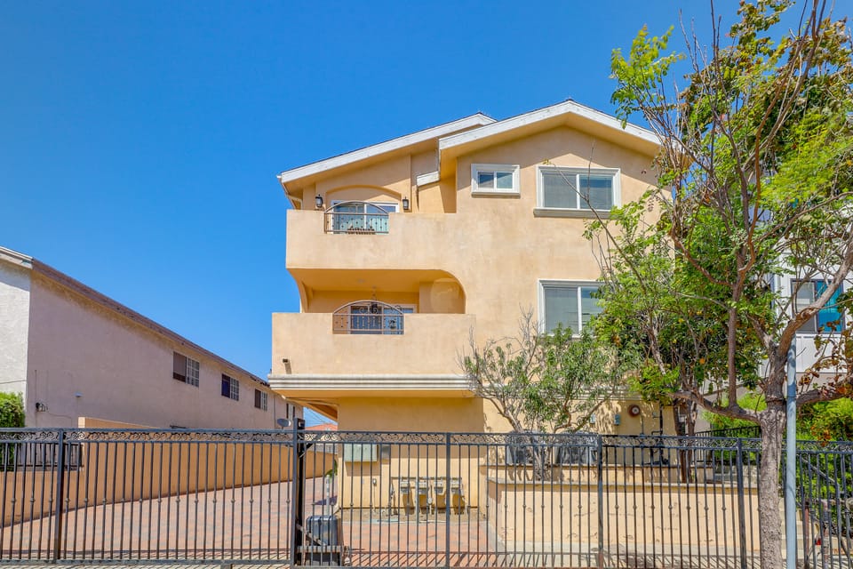 Extended Stay Near Beaches & LA Commuter Routes Apartment in Los Angeles