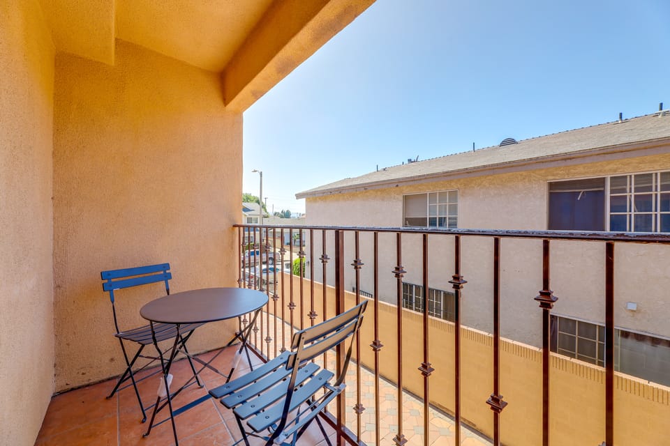 Extended Stay Near Beaches & LA Commuter Routes Apartment in Los Angeles