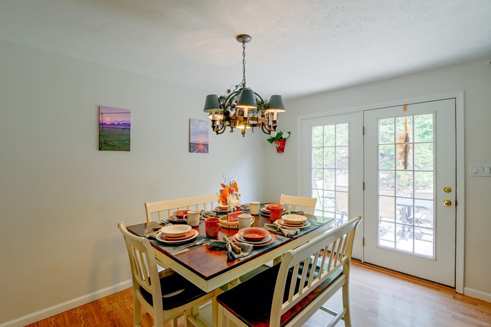 Private Yard: Fire Pit & Cornhole! Moorefield Gem House in Shenandoah Valley