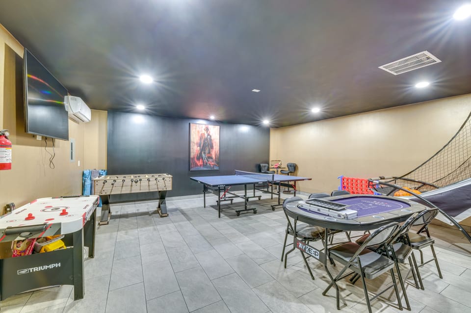 Indio Paradise: 4-Bedroom Home w/ Resort-Like Pool House in La Quinta