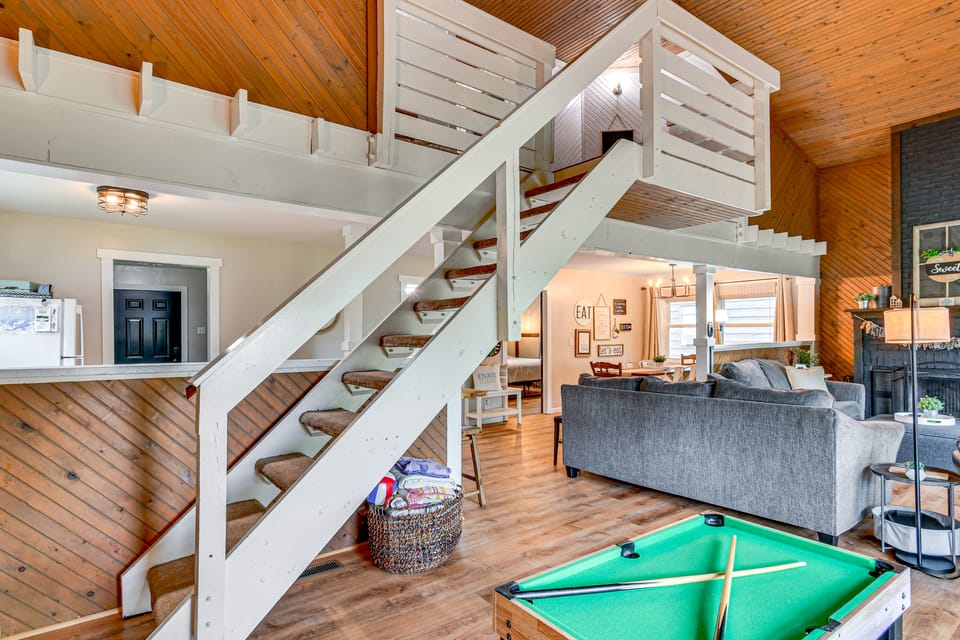 Lake Ogemaw Escape: Private Beach & Dock House in Michigan